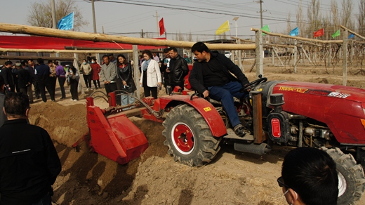 吐鲁番市：援疆项目凸显成效 突破葡萄生产机械瓶颈